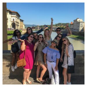 Kensi Juszkiewicz with other students in Siena, Italy