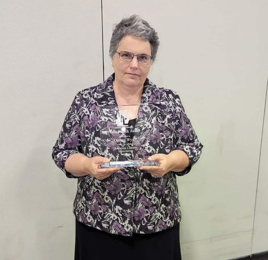 SIS Alumna Quanta Wyatt Receiving the 2023 Arkansas Library Association Renetta Patrick Award for Outstanding School Librarianship